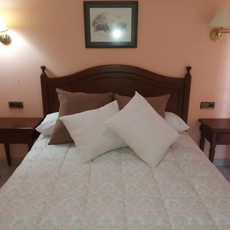 Hostal Restaurante Pacos Herrera del Duque Bagian luar foto