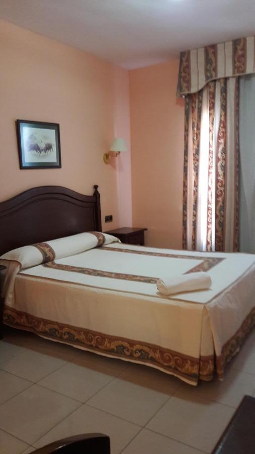 Hostal Restaurante Pacos Herrera del Duque Bagian luar foto