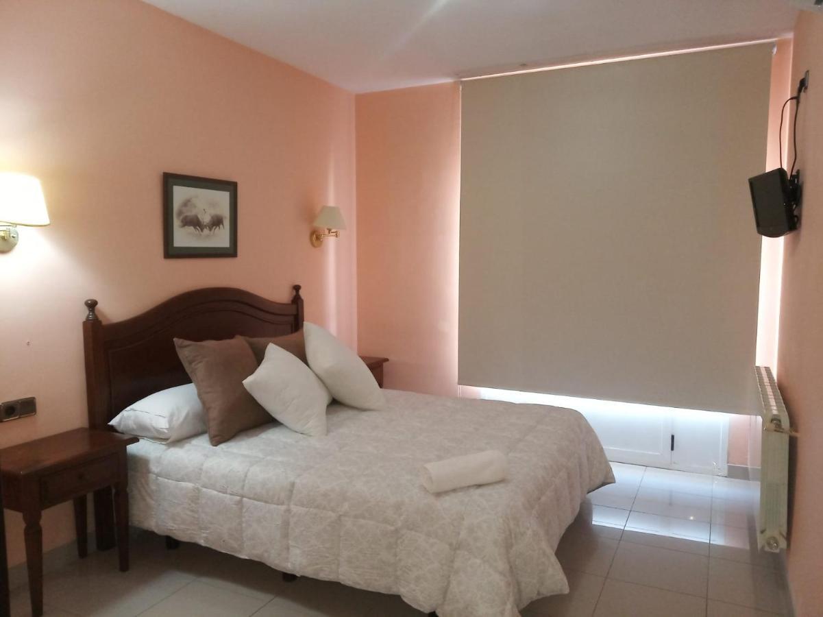 Hostal Restaurante Pacos Herrera del Duque Bagian luar foto