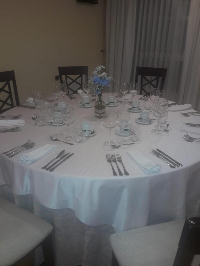 Hostal Restaurante Pacos Herrera del Duque Bagian luar foto